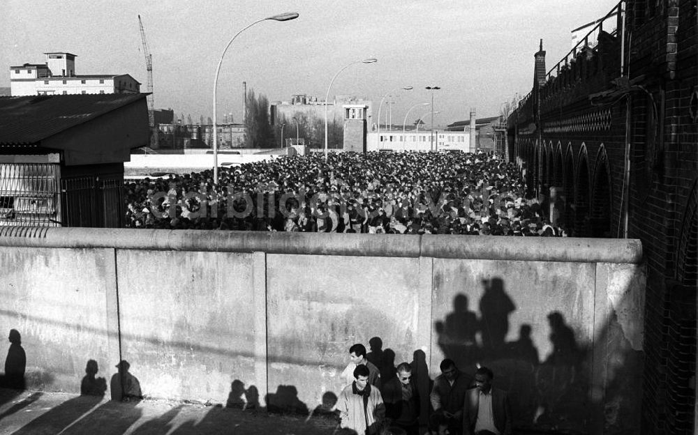DDR-Bildarchiv: Berlin - Menschenmassen Grenzübergang Oberbaumbrücke in Berlin