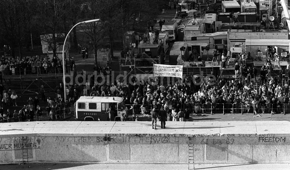 DDR-Bildarchiv: Berlin - Menschenmassen an der Mauer in Berlin
