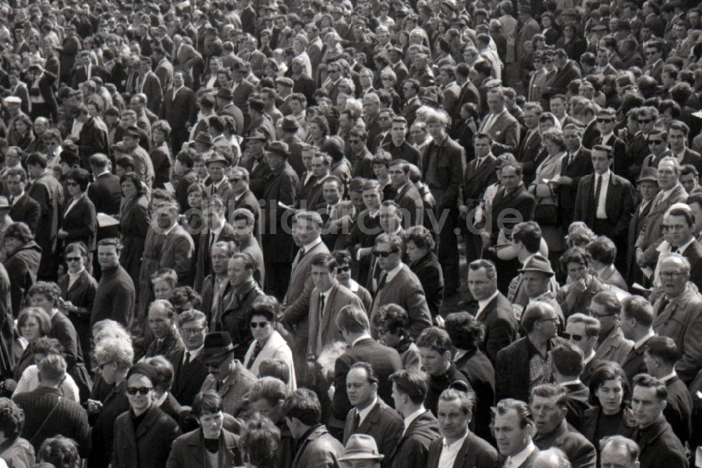Gotha: Menschenmenge in Gotha in Thüringen in der DDR