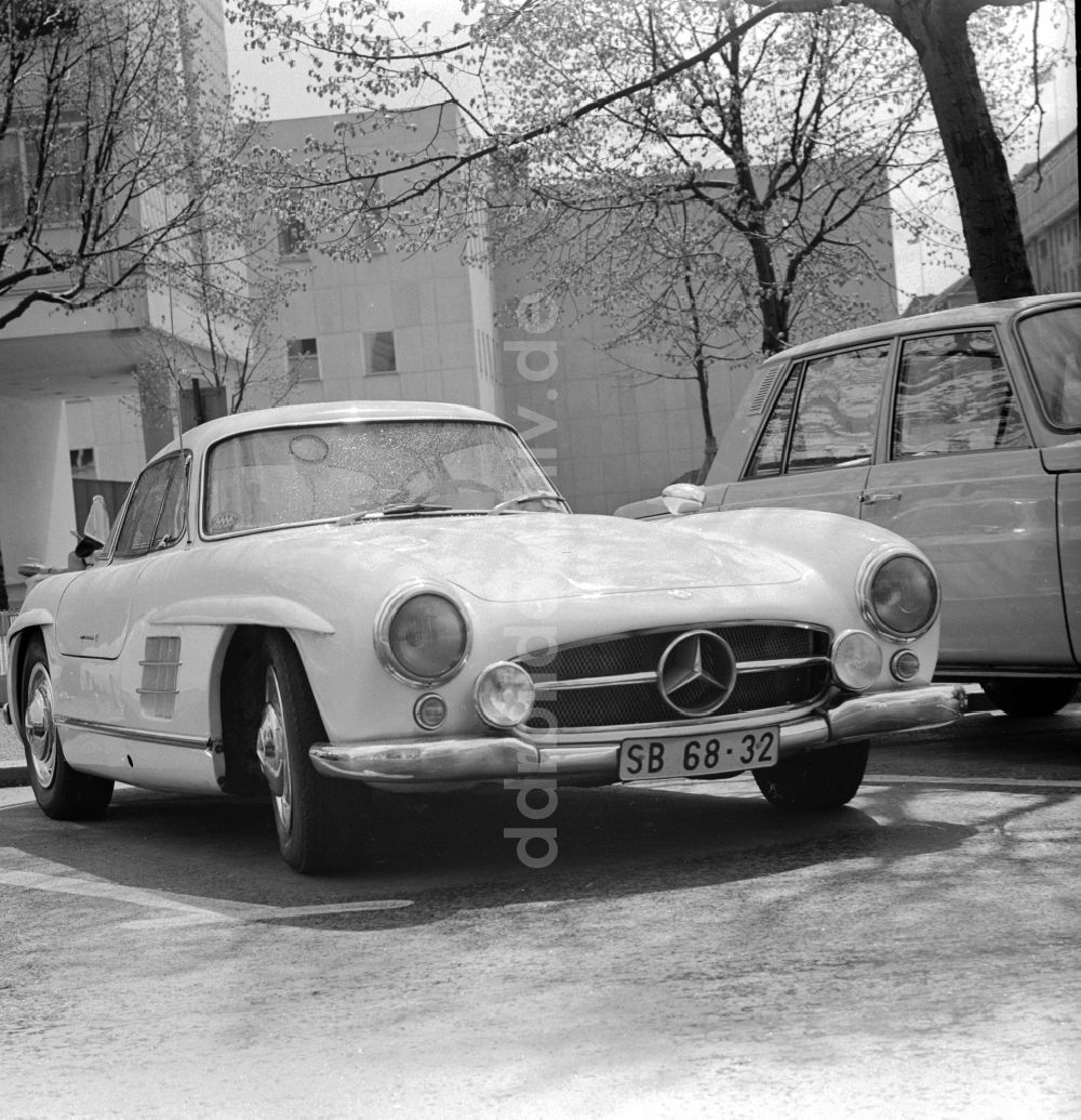 DDR-Bildarchiv: Berlin - Mercedes 300 SL Coupé mit ostdeutschen Zulassungskennzeichen in Berlin in der DDR