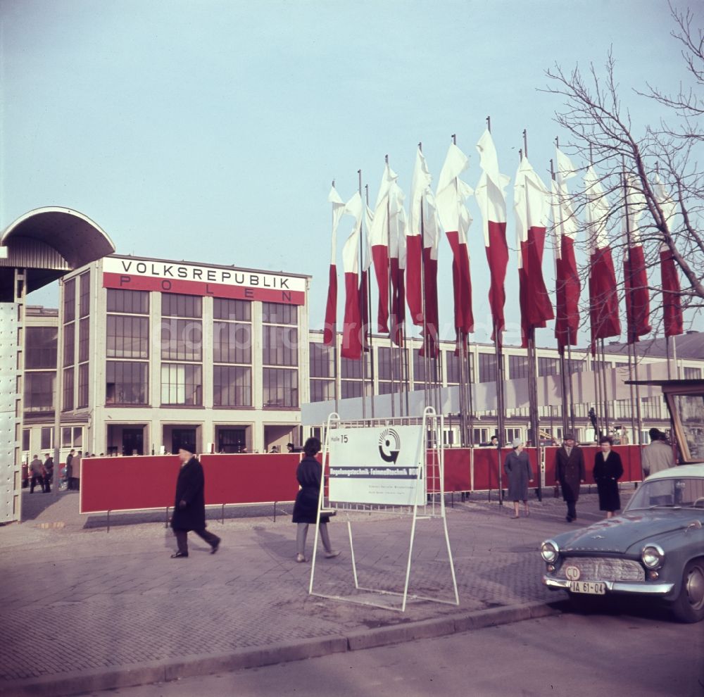 Leipzig: Messehalle - Pavillion der Volksrepublik ( VR ) Polen auf dem Gelände der Leipziger Messe in Leipzig in Sachsen in der DDR