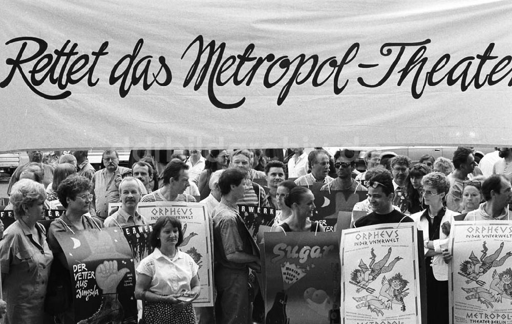 DDR-Bildarchiv: Berlin / MItte - 16.06.92 Metropoltheater gegen Abwicklung vorm Roten Rathaus