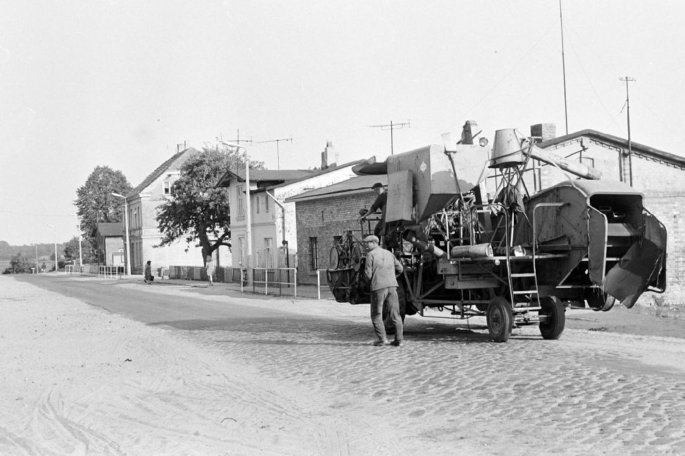 DDR-Fotoarchiv: Bückwitz - Mähdrescher E 175 in Bückwitz in der DDR