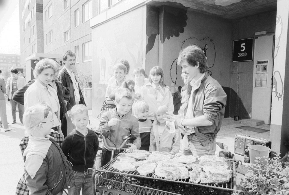 Berlin: Mieter eines Plattenbau Wohngebiets grillen gemeinsam vor der Haustür in Berlin, der ehemaligen Hauptstadt der DDR, Deutsche Demokratische Republik
