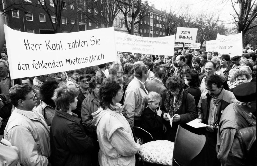 DDR-Bildarchiv: - Mieterprotest vor dem Landtag Brandenburg Umschlagnummer: 7292