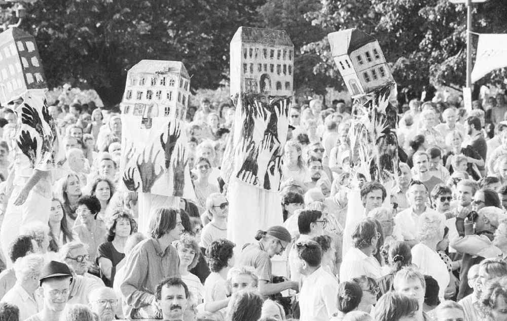 DDR-Bildarchiv: Berlin - Mieterprotest vor dem Roten Rathaus 08.07.1992