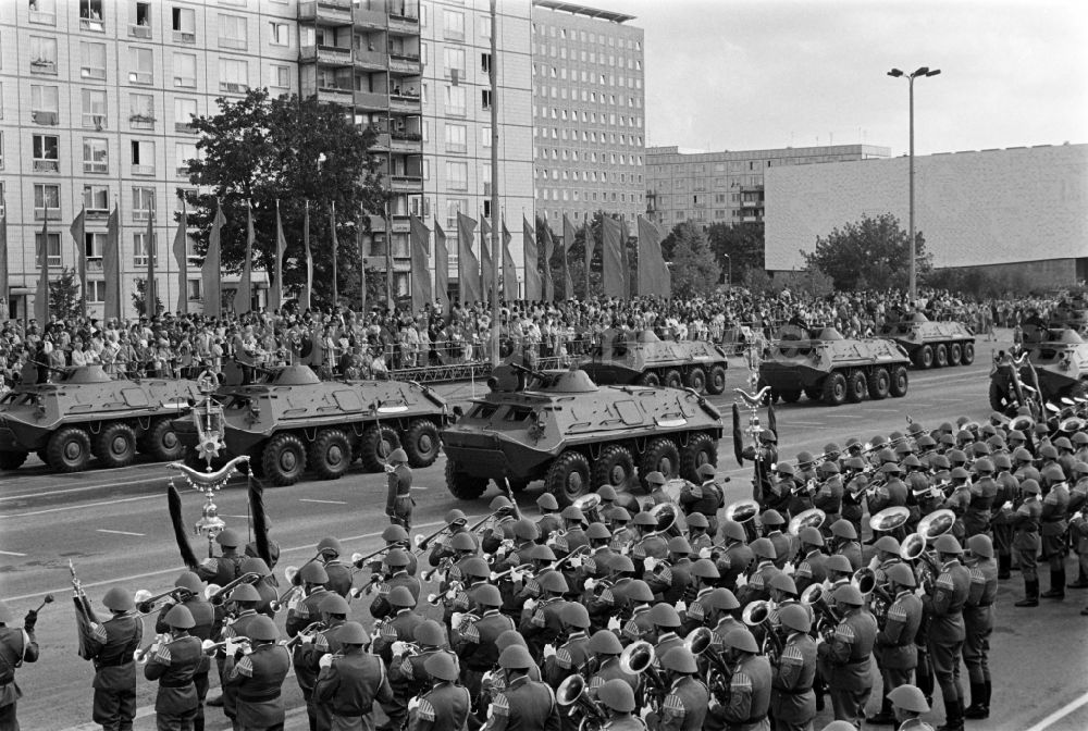Berlin: Militärparade / Ehrenparade in der Karl-Marx-Allee im Ortsteil Mitte in Berlin, der ehemaligen Hauptstadt der DDR, Deutsche Demokratische Republik