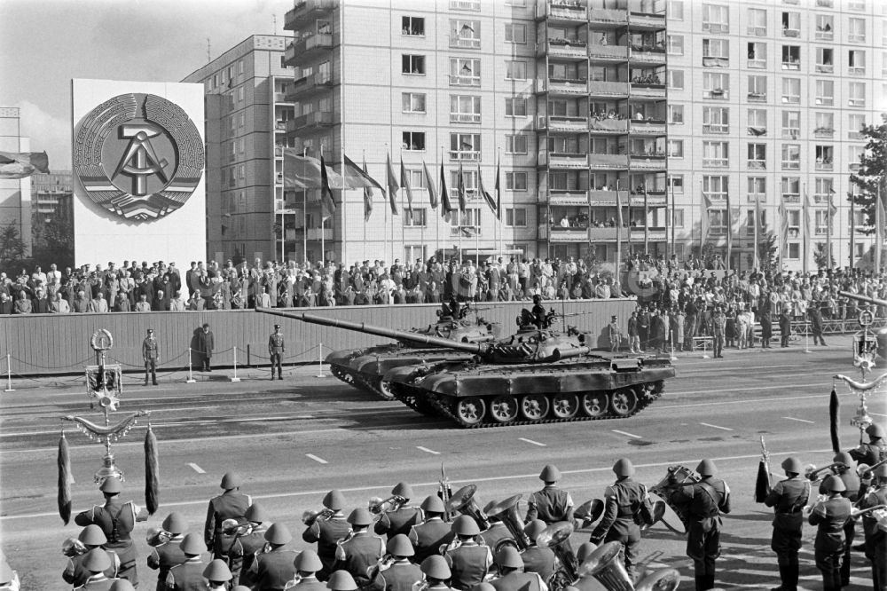 DDR-Fotoarchiv: Berlin - Militärparade / Ehrenparade in der Karl-Marx-Allee im Ortsteil Mitte in Berlin, der ehemaligen Hauptstadt der DDR, Deutsche Demokratische Republik
