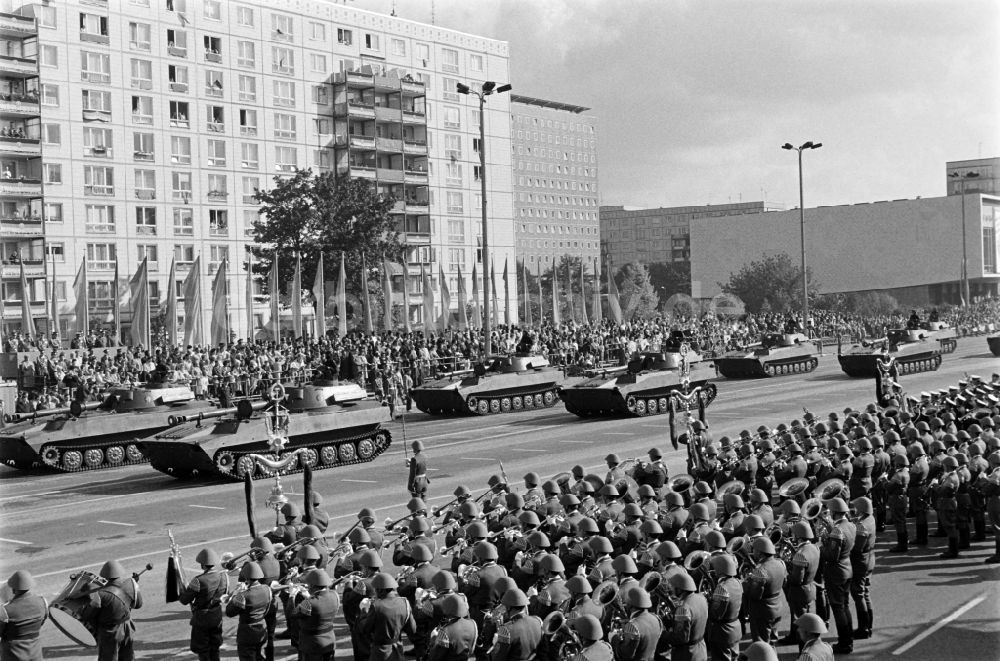 DDR-Bildarchiv: Berlin - Militärparade / Ehrenparade in der Karl-Marx-Allee im Ortsteil Mitte in Berlin, der ehemaligen Hauptstadt der DDR, Deutsche Demokratische Republik