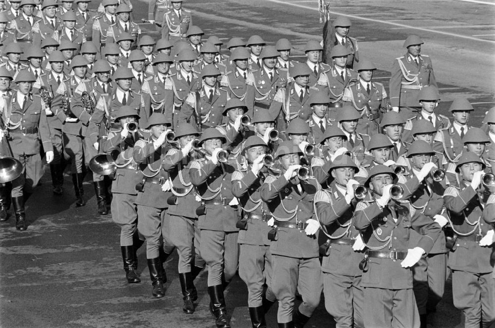 DDR-Fotoarchiv: Berlin - Militärparade / Ehrenparade zum Tag der Republik in der Karl-Marx-Allee im Ortsteil Mitte in Berlin, der ehemaligen Hauptstadt der DDR, Deutsche Demokratische Republik