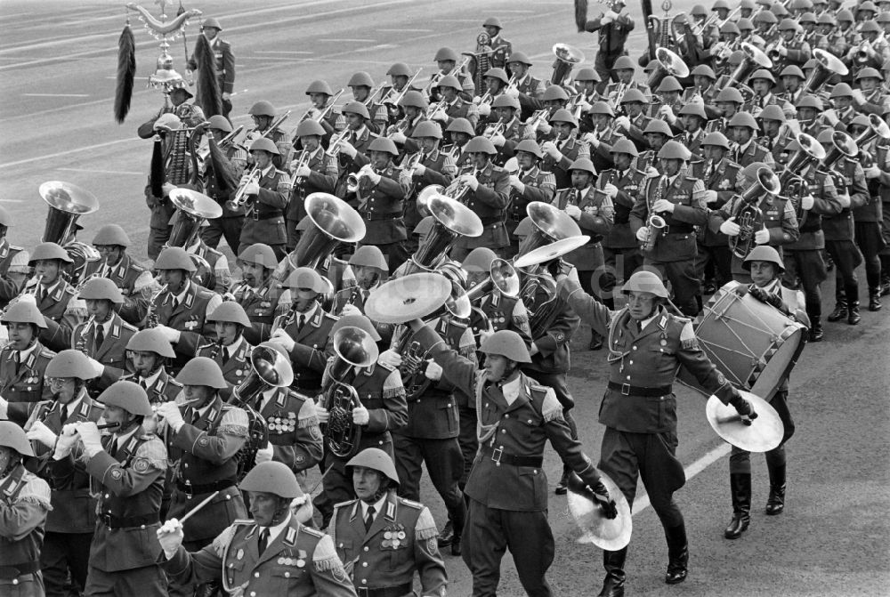 DDR-Bildarchiv: Berlin - Militärparade / Ehrenparade zum Tag der Republik in der Karl-Marx-Allee im Ortsteil Mitte in Berlin, der ehemaligen Hauptstadt der DDR, Deutsche Demokratische Republik