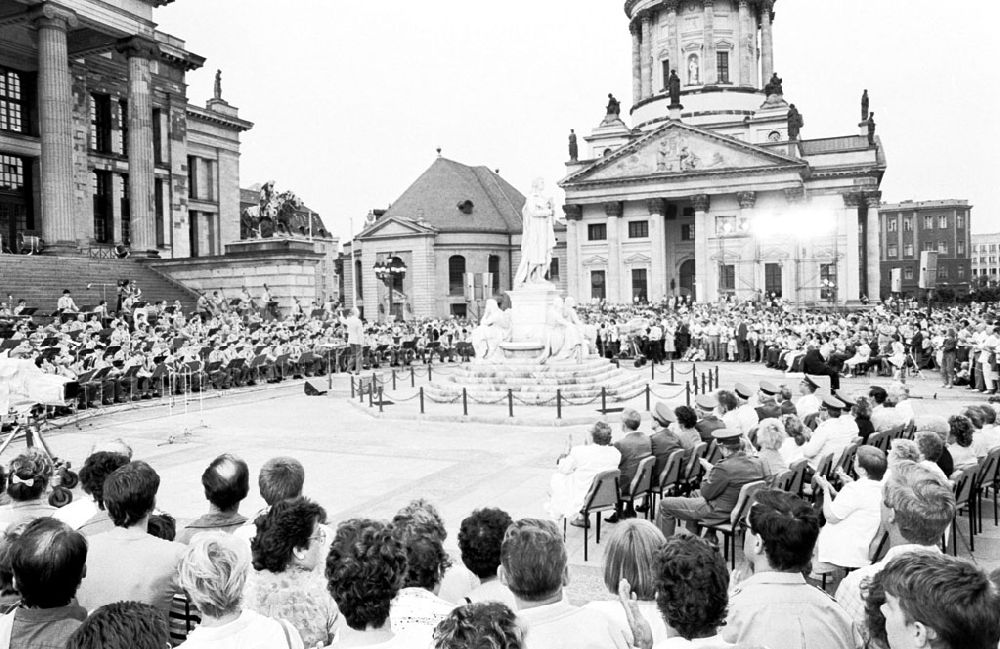 DDR-Bildarchiv: Berlin-Mitte - Militärkonzert zum 200