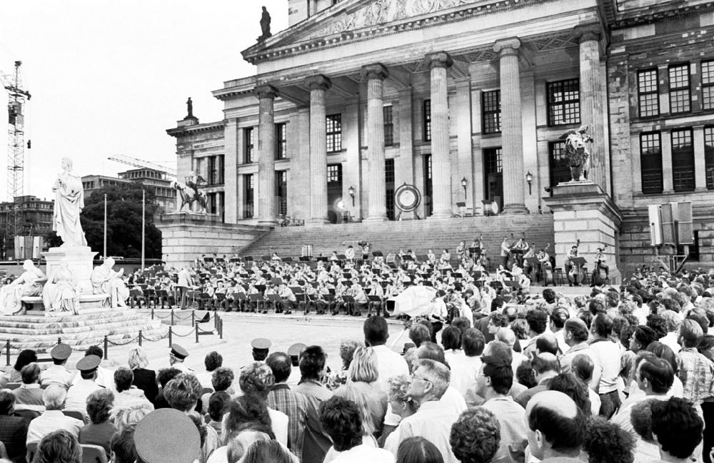 DDR-Fotoarchiv: Berlin-Mitte - Militärkonzert zum 200