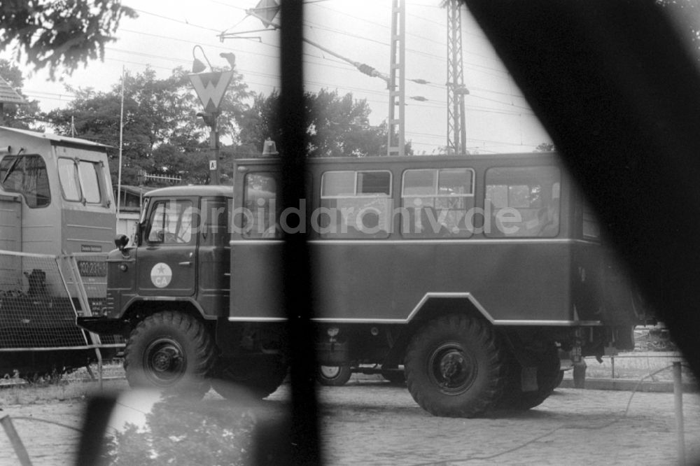 DDR-Bildarchiv: Wünsdorf - Militärlastwagen vom Typ KamAZ und ZIL der GSSD in Wünsdorf in Brandenburg in der DDR
