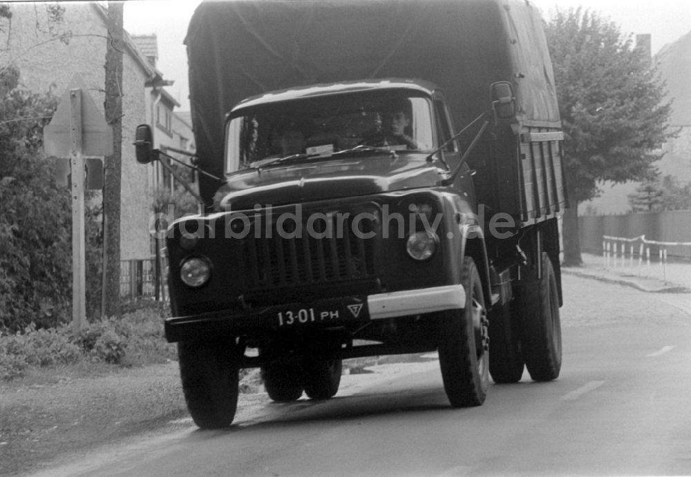 DDR-Fotoarchiv: Wünsdorf - Militärlastwagen vom Typ KamAZ und ZIL der GSSD in Wünsdorf in Brandenburg in der DDR