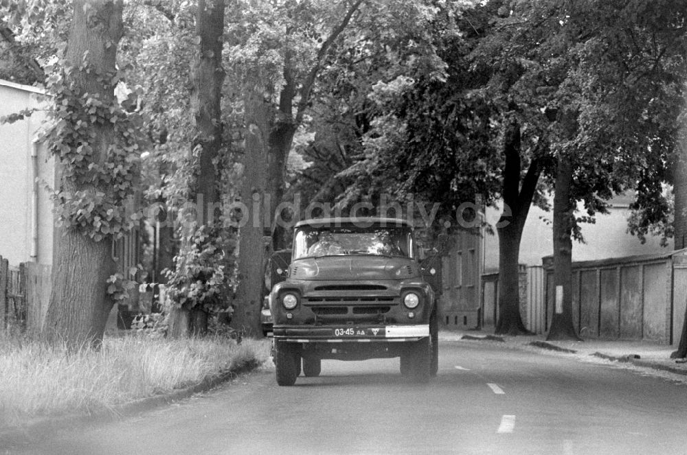 DDR-Fotoarchiv: Wünsdorf - Militärlastwagen vom Typ KamAZ und ZIL der GSSD in Wünsdorf in Brandenburg in der DDR