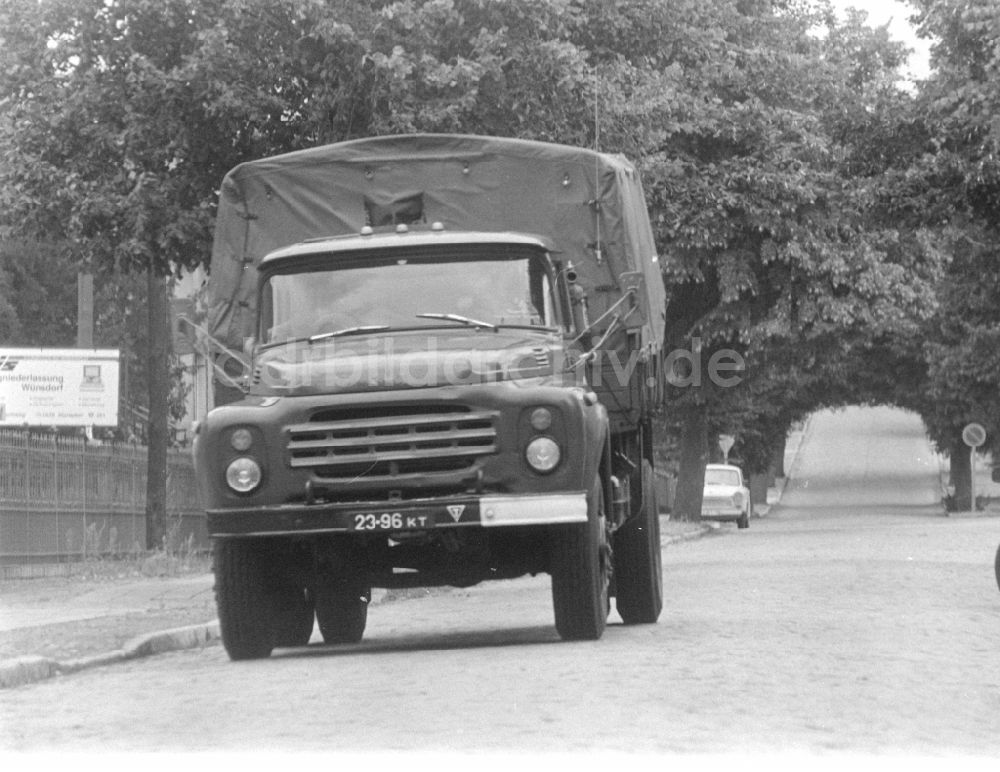 DDR-Bildarchiv: Wünsdorf - Militärlastwagen vom Typ KamAZ und ZIL der GSSD in Wünsdorf in Brandenburg in der DDR