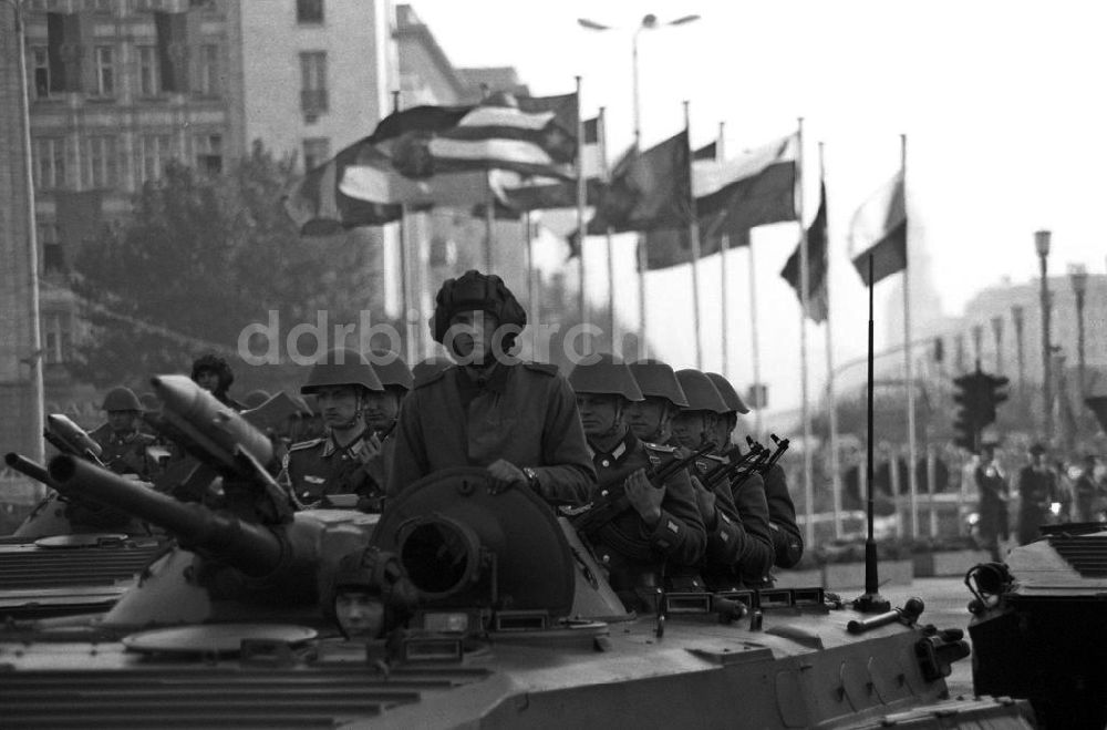 DDR-Fotoarchiv: Berlin - Militärparade in Berlin anlässlich des 25-jährigen Bestehen der DDR