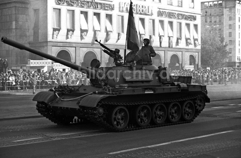 Berlin: Militärparade in Berlin anlässlich des 25-jährigen Bestehen der DDR