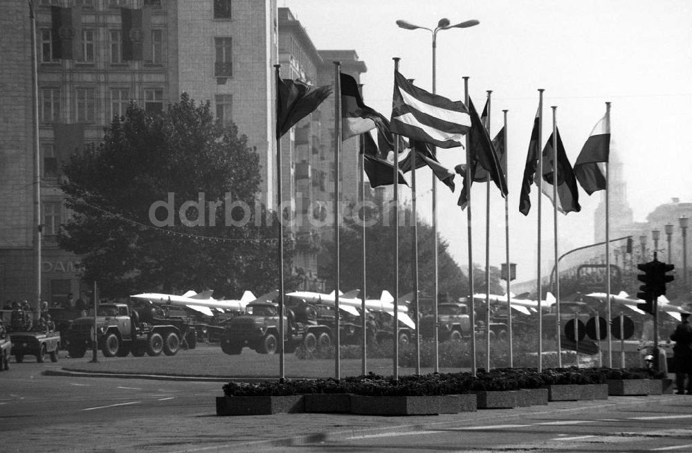 DDR-Fotoarchiv: Berlin - Militärparade in Berlin anlässlich des 25-jährigen Bestehen der DDR