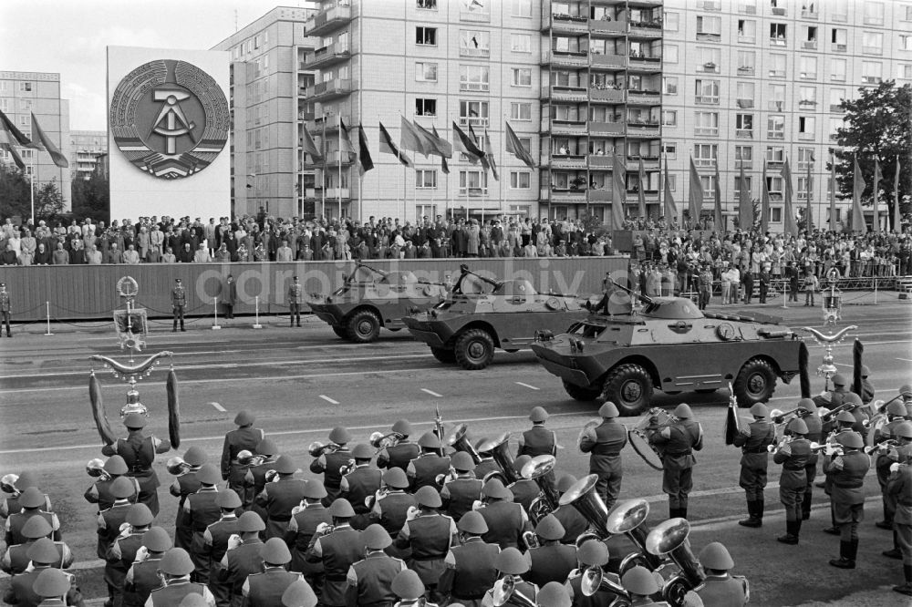 DDR-Bildarchiv: Berlin - Militärparade / Ehrenparade in der Karl-Marx-Allee im Ortsteil Mitte in Berlin, der ehemaligen Hauptstadt der DDR, Deutsche Demokratische Republik