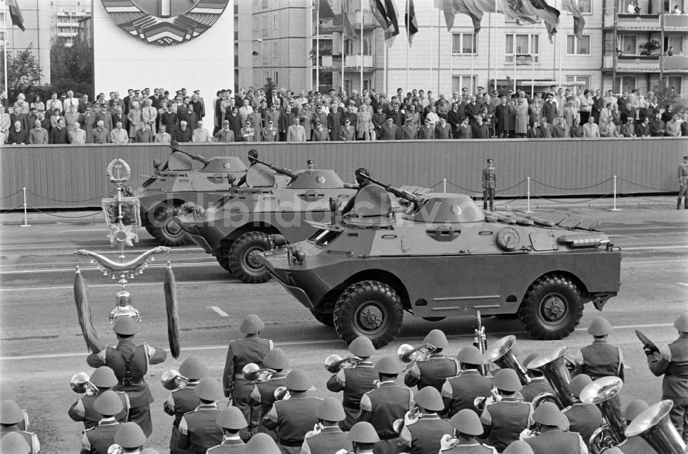 DDR-Fotoarchiv: Berlin - Militärparade / Ehrenparade in der Karl-Marx-Allee im Ortsteil Mitte in Berlin, der ehemaligen Hauptstadt der DDR, Deutsche Demokratische Republik