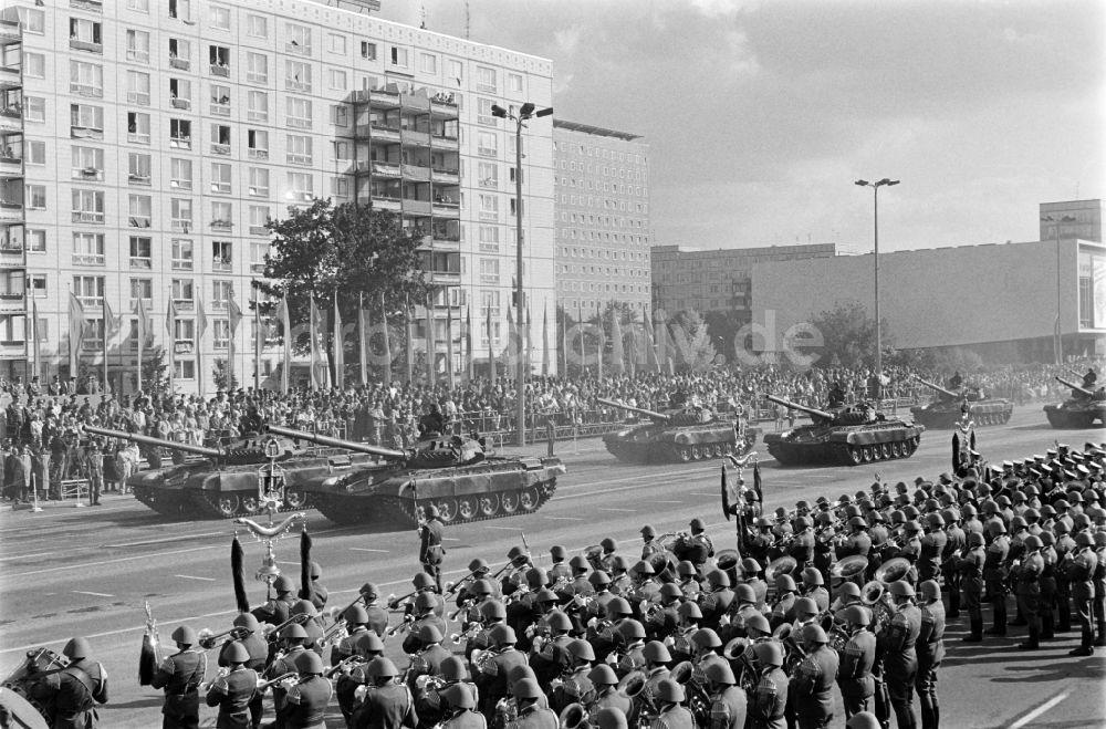 Berlin: Militärparade / Ehrenparade in der Karl-Marx-Allee im Ortsteil Mitte in Berlin, der ehemaligen Hauptstadt der DDR, Deutsche Demokratische Republik
