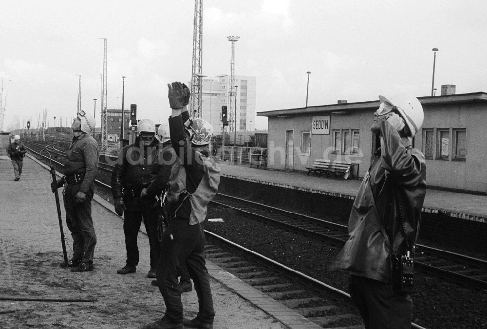 DDR-Bildarchiv: Seddiner See - Mitarbeiter der Deutschen Reichsbahn montieren einen Fahrleitungsmasten am Bahnhof Seddin in Seddiner See in Brandenburg in der DDR