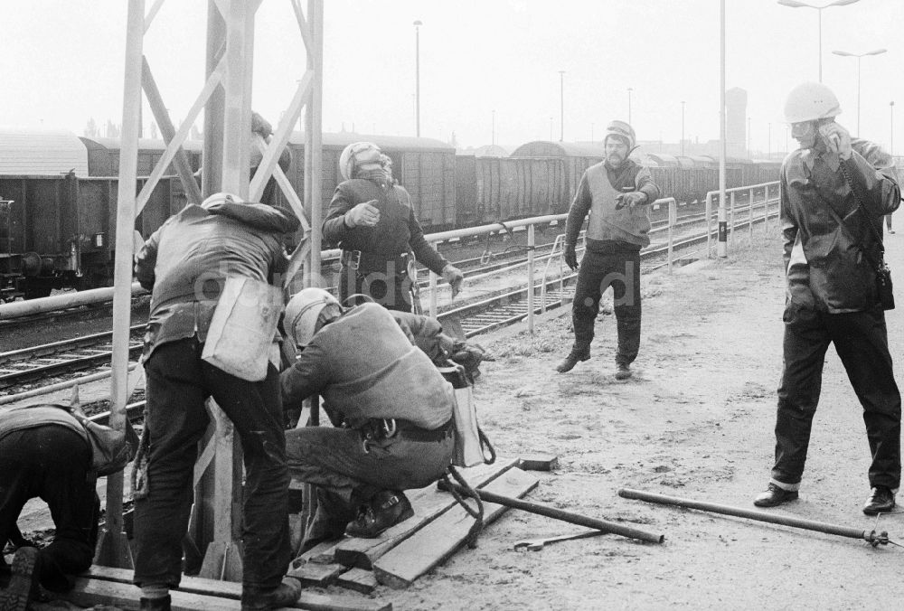 DDR-Fotoarchiv: Seddiner See - Mitarbeiter der Deutschen Reichsbahn montieren einen Fahrleitungsmasten am Bahnhof Seddin in Seddiner See in Brandenburg in der DDR