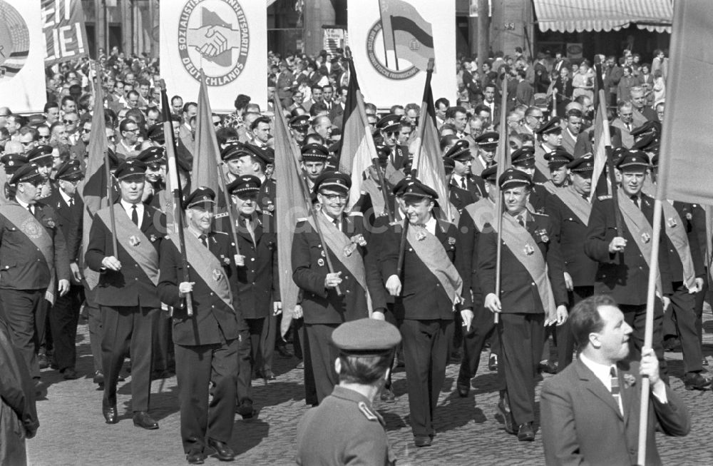 Magdeburg: Mitarbeiter der Deutschen Reichsbahn in Uniform bei der 1.Mai Demonstration in Magdeburg
