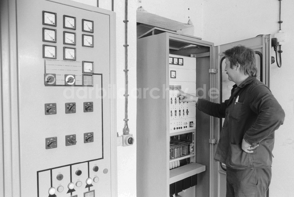Niederer Fläming: Mitarbeiter in der Schaltzentrale der Klarwasser Beregnungsanlagen der LPG Hohenseefeld im Kreis Jüterbog in Niederer Fläming in Brandenburg in der DDR
