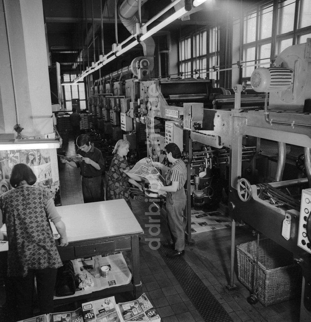 Leipzig: Mitarbeiter des VEB Interdruck vor einer Plamag Rollenoffsetdruckmaschine in Leipzig im heutigen Bundesland Sachsen