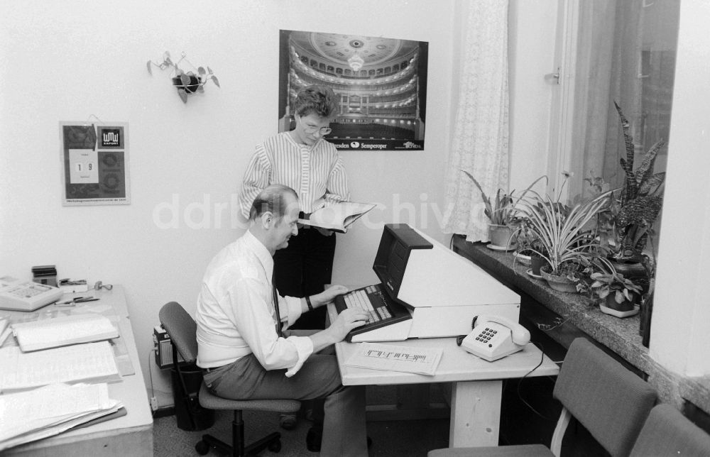 DDR-Fotoarchiv: Berlin - Mitarbeiter des WMW Export(Werkzeugmaschinen und Werkzeuge)arbeiten im Büro an einem Datensichtgerät VDT 52100 in Berlin, der ehemaligen Hauptstadt der DDR, Deutsche Demokratische Republik