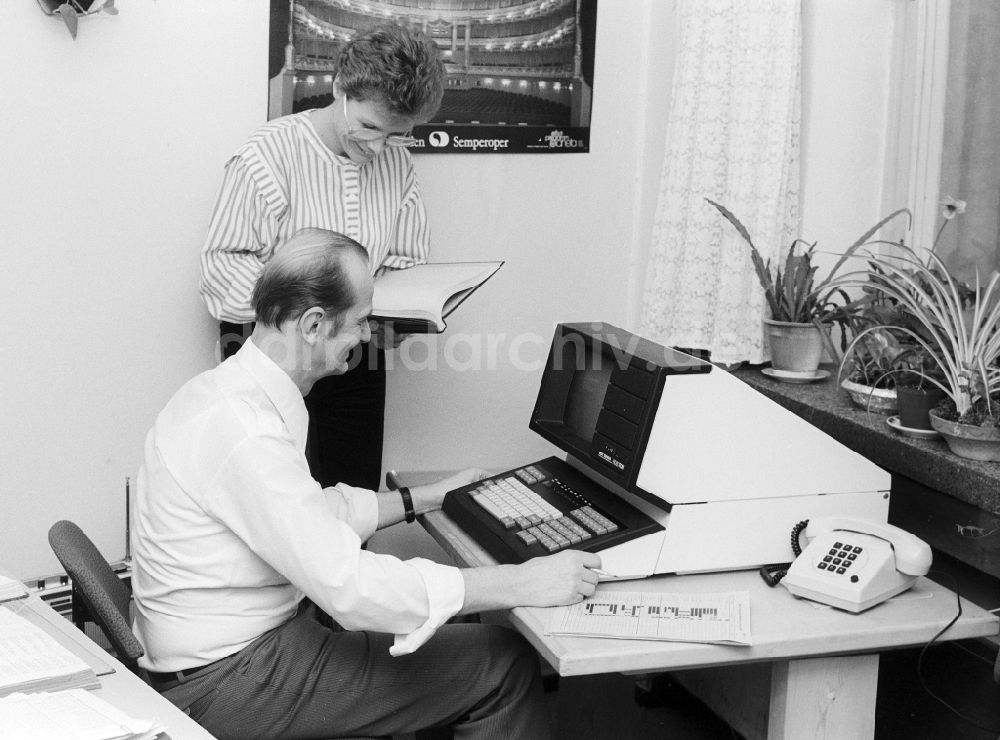 Berlin: Mitarbeiter des WMW Export(Werkzeugmaschinen und Werkzeuge)arbeiten im Büro an einem Datensichtgerät VDT 52100 in Berlin, der ehemaligen Hauptstadt der DDR, Deutsche Demokratische Republik