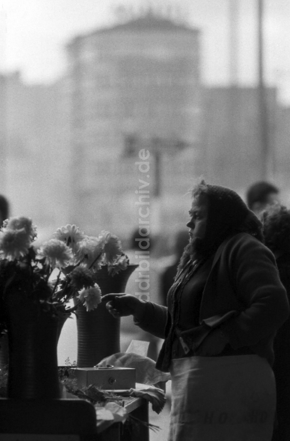 Berlin: Mitarbeiterin der Handelsorganisation HO verkauft Blumen in Ostberlin in der DDR