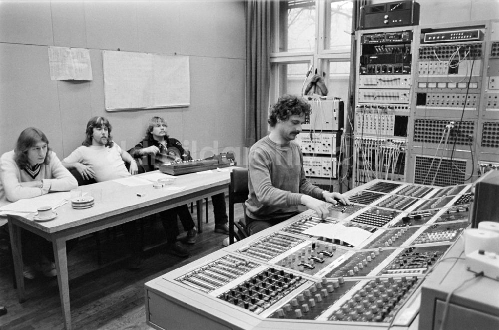 DDR-Bildarchiv: Berlin - Mitglieder der Band Karat im Tonstudios vom Plattenlabel AMIGA in Berlin in der DDR