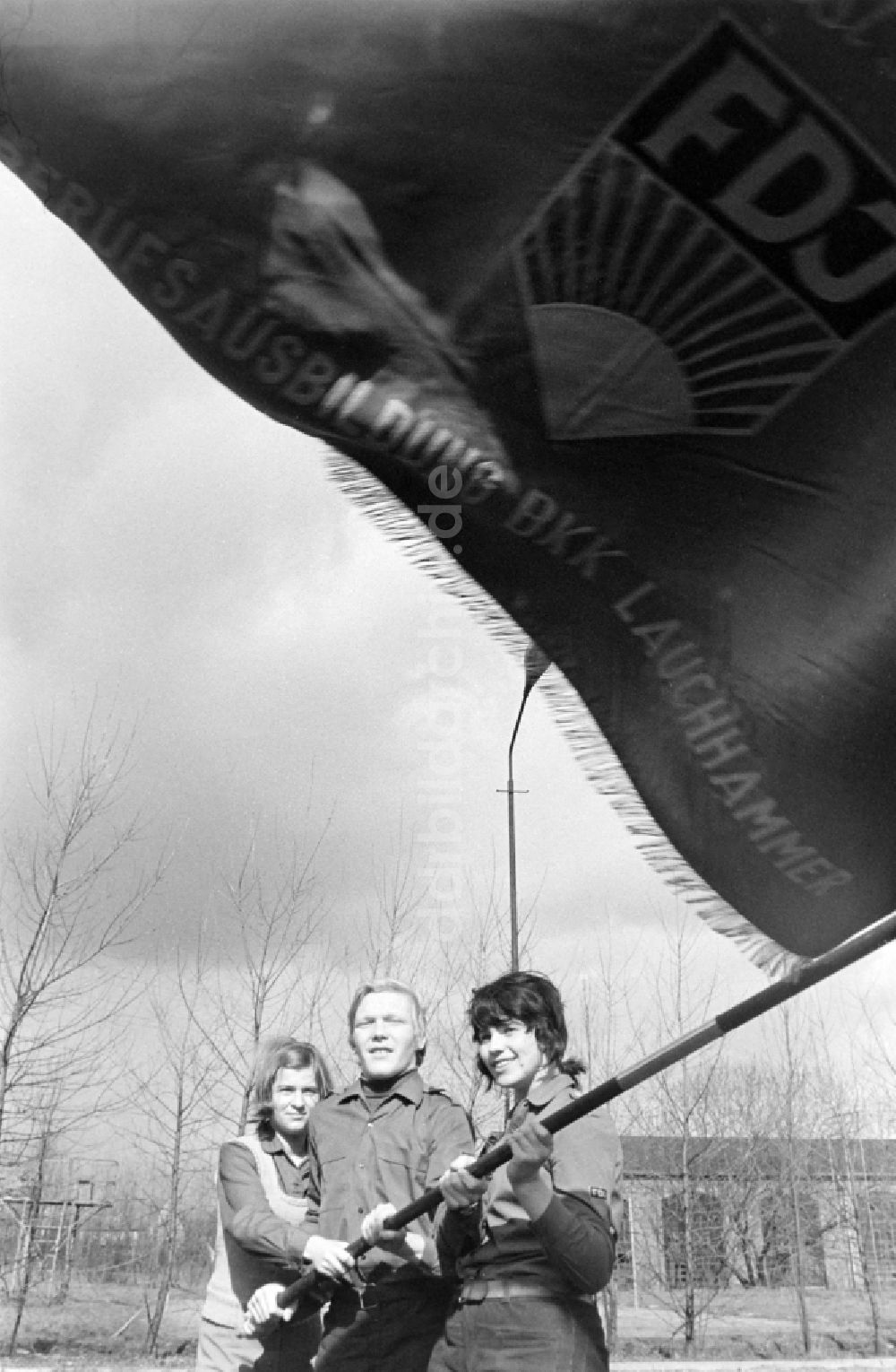 DDR-Fotoarchiv: Lauchhammer - Mitglieder der FDJ mit Fahne
