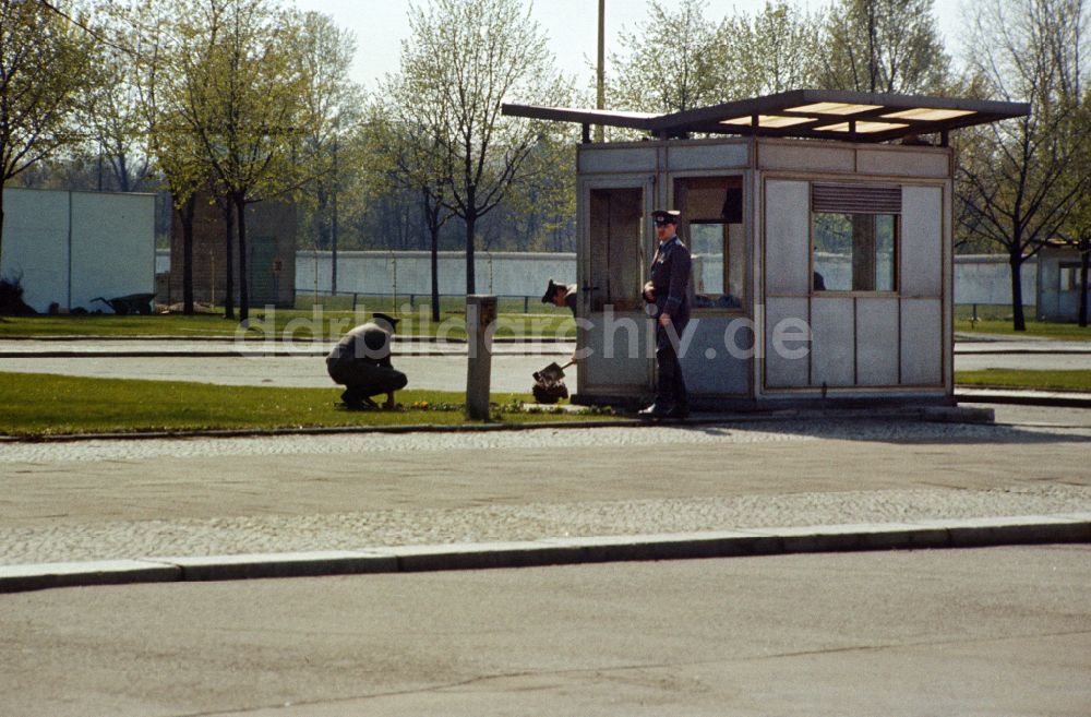 Berlin: Mitglieder der Grenztruppe der NVA am Grenzkontrollpunkt Brandenburger Tor in Ostberlin in der DDR