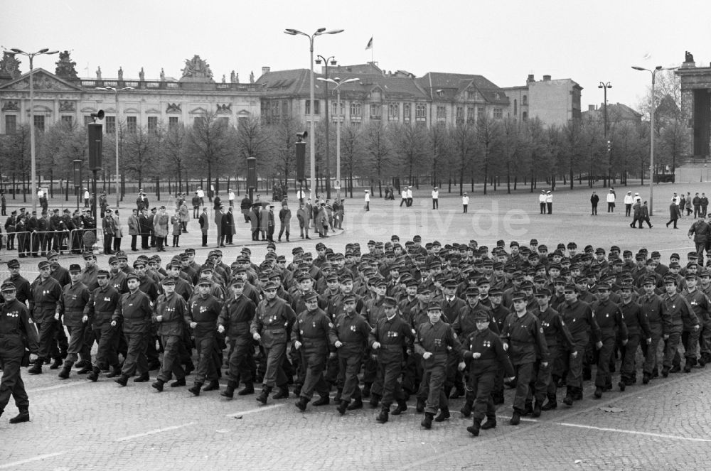 Berlin Mitte: Mitglieder der Kampfgruppen der Arbeiterklasse beim Vorbeimarsch an der Ehrentribüne zum Feiertag des 1. Mai am Schloßplatz in Berlin - Mitte