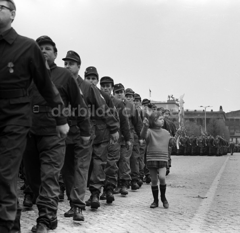 DDR-Fotoarchiv: Berlin Mitte - Mitglieder der Kampfgruppen der Arbeiterklasse beim Vorbeimarsch an der Ehrentribüne zum Feiertag des 1. Mai am Schloßplatz in Berlin - Mitte