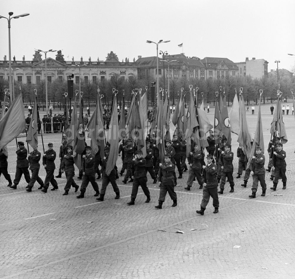 DDR-Bildarchiv: Berlin Mitte - Mitglieder der Kampfgruppen der Arbeiterklasse beim Vorbeimarsch an der Ehrentribüne zum Feiertag des 1. Mai am Schloßplatz in Berlin - Mitte