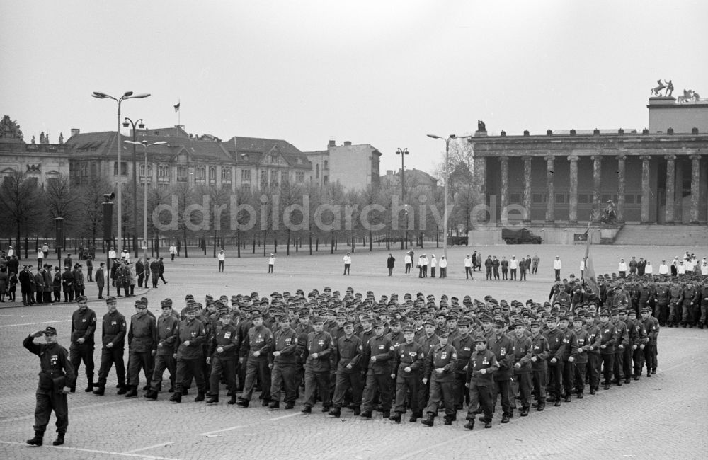DDR-Fotoarchiv: Berlin Mitte - Mitglieder der Kampfgruppen der Arbeiterklasse beim Vorbeimarsch an der Ehrentribüne zum Feiertag des 1. Mai am Schloßplatz in Berlin - Mitte