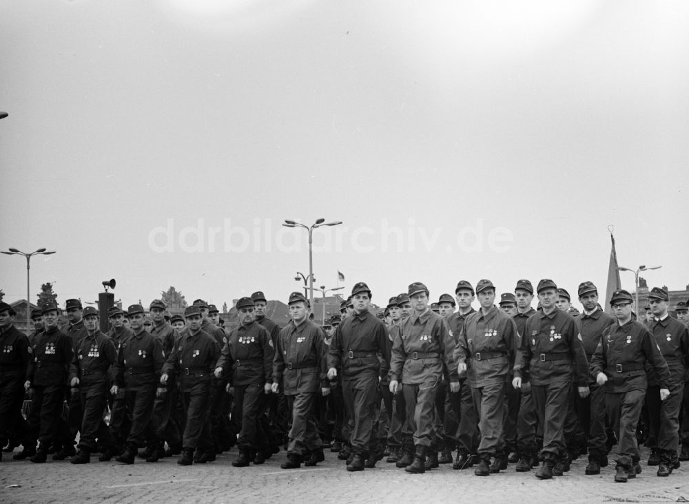 Berlin Mitte: Mitglieder der Kampfgruppen der Arbeiterklasse beim Vorbeimarsch an der Ehrentribüne zum Feiertag des 1. Mai am Schloßplatz in Berlin - Mitte