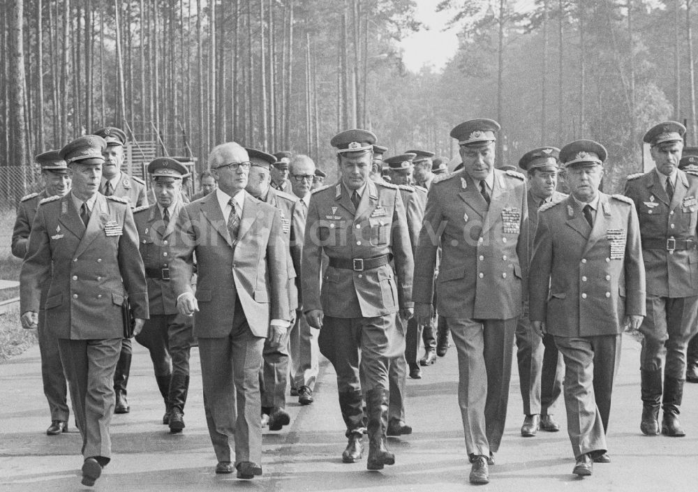 DDR-Fotoarchiv: Peenemünde - Mitglieder des Politbüros des ZK der SED zu Besuch beim Jagdfliegergeschwader 9 in Peenemünde in Mecklenburg-Vorpommern in der DDR