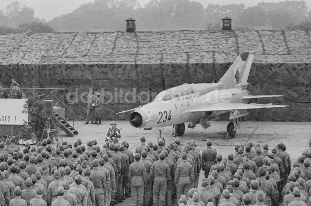 DDR-Bildarchiv: Peenemünde - Mitglieder des Politbüros des ZK der SED zu Besuch beim Jagdfliegergeschwader 9 in Peenemünde in Mecklenburg-Vorpommern in der DDR