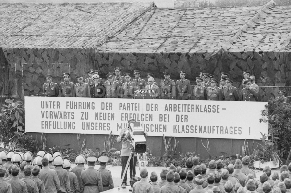 Peenemünde: Mitglieder des Politbüros des ZK der SED zu Besuch beim Jagdfliegergeschwader 9 in Peenemünde in Mecklenburg-Vorpommern in der DDR