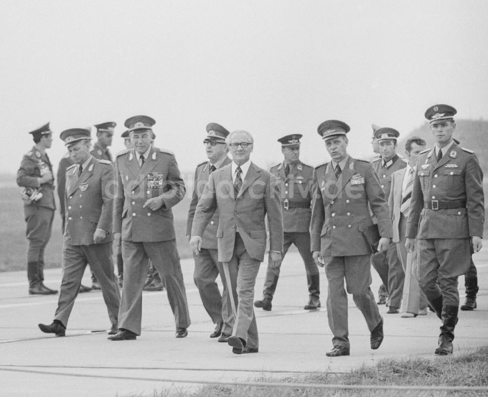 DDR-Fotoarchiv: Peenemünde - Mitglieder des Politbüros des ZK der SED zu Besuch beim Jagdfliegergeschwader 9 in Peenemünde in Mecklenburg-Vorpommern in der DDR