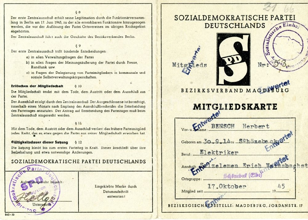 DDR-Fotoarchiv: Schönebeck (Elbe) - Mitgliedskarte der SPD nach der Vereinigung mit der SED in der DDR