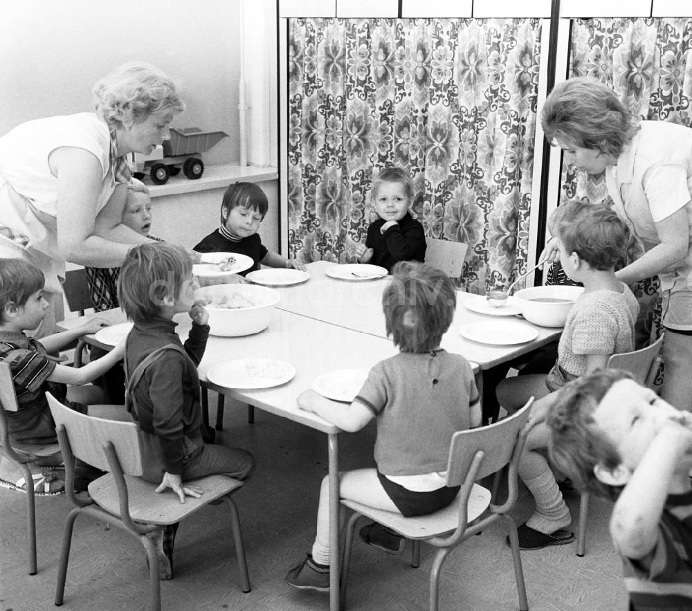 DDR-Fotoarchiv: Berlin - Mittagessen im Kindergarten in Berlin