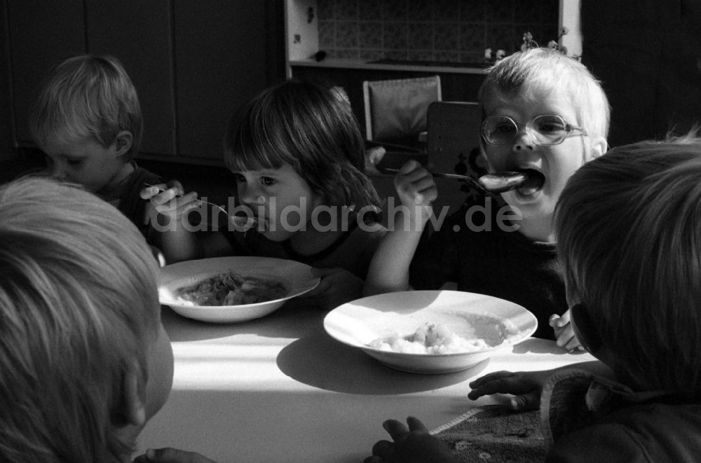 DDR-Fotoarchiv: Berlin - Mittagessen im Kindergarten in Berlin in der DDR